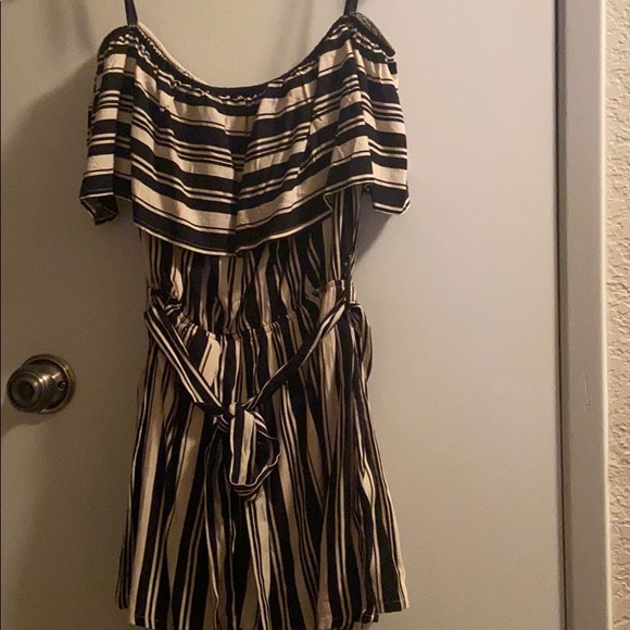small striped romper has a bow that can be removed - Picture 1 of 3